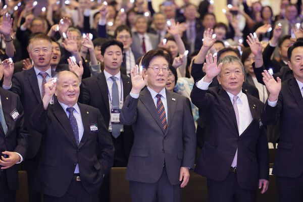 이재명&nbsp;대통령이 1일 인천 중구 영종도 인스파이어 리조트에서 열린 제22기 민주평통 유라시아 지역회의에서 참석자들과 '평화공존의 빛' 퍼포먼스를 하고 있다. [사진=연합뉴스]