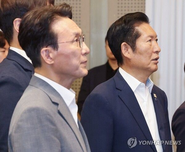 더불어민주당 차기 당대표 양자대결에서 김민석 국무총리가 정청래 전 대표를 앞서는 것으로 나타났다 [사진=연합뉴스]