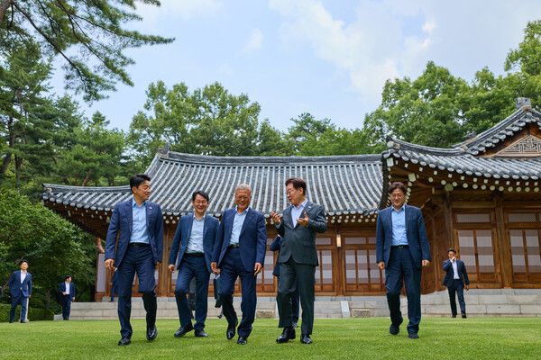 오찬 회동을 마친 이재명 대통령과 문재인 전 대통령이 1일 청와대 상춘재에서 나와 이동하고 있다.&nbsp;왼쪽부터 강훈식 비서실장, 권혁기 의전비서관, 문 전 대통령, 이 대통령,&nbsp;홍익표&nbsp;정무수석. [사진=연합뉴스]