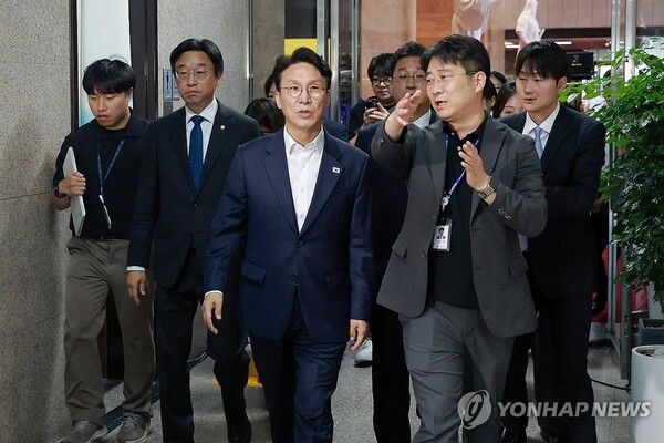 국무총리직에서 퇴임한 더불어민주당 김민석 의원이 1일 국회 본청 내 민주당 사무 공간으로 향하고 있다.[사진=연합뉴스]