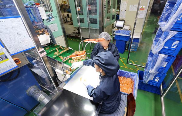 로봇과 자동화 기술이 제조업 현장의 작업 방식을 바꾸고 있다. [사진=연합뉴스]