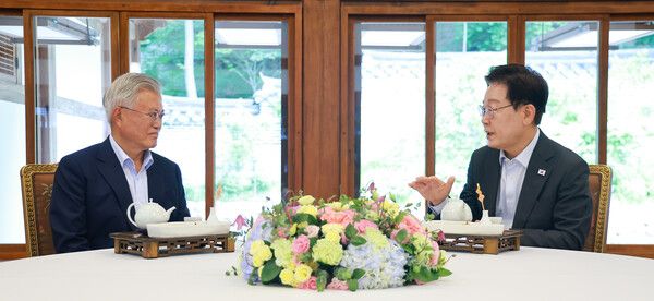 이재명 대통령과&nbsp;문재인&nbsp;전 대통령이 1일 청와대 상춘재에서 오찬 회동을 하고 있다. [사진=연합뉴스]