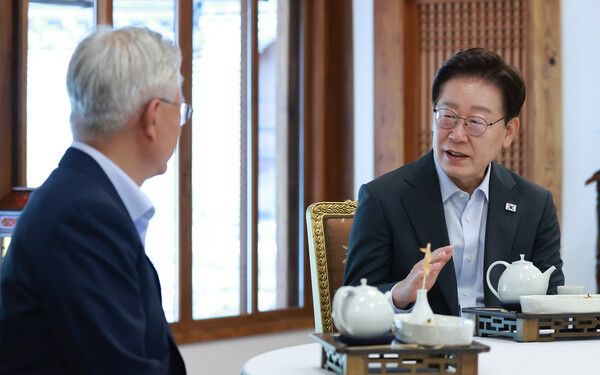 이재명 대통령이 1일 청와대 상춘재에서&nbsp;문재인&nbsp;전 대통령과 오찬에 앞서 인사말을 하고 있다. [사진=연합뉴스]&nbsp;