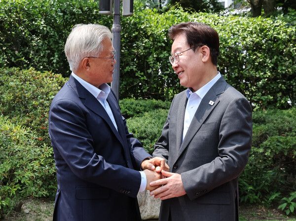 이재명 대통령이 1일 오찬 회동을 위해 청와대를 방문한&nbsp;문재인&nbsp;전 대통령과 인사를 나누고 있다. [사진=연합뉴스]