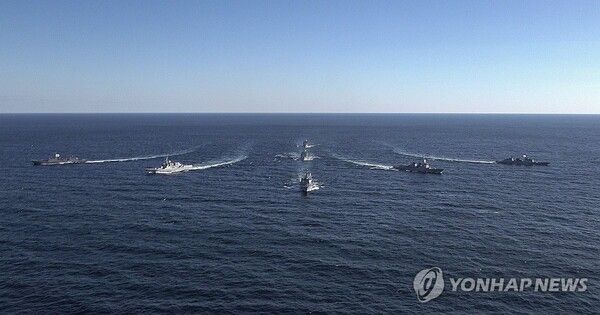 지난 10일 동해상에서 열린 '해군 함대급 해상 기동훈련'에서 함정들이 전술기동을 하고 있다. 사진은 가운데 맨 앞 서애류성룡함, 두번째 줄 왼쪽부터 왕건함, 정조대왕함, 율곡이이함, 강감찬함, 세번째 줄 대청함, 맨 뒤 천지함. 사진은 기사 내용과 관련 없음. [사진=연합뉴스]