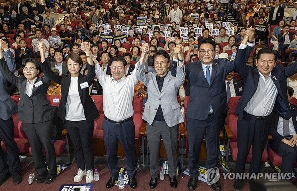 (오른쪽 부터) 정청래 전 대표, 송영길 의원, 김민석 전 총리, 박승원 광명시장, 고민정 의원, 김보미 전 강진군 의원.[사진=연합뉴스]
