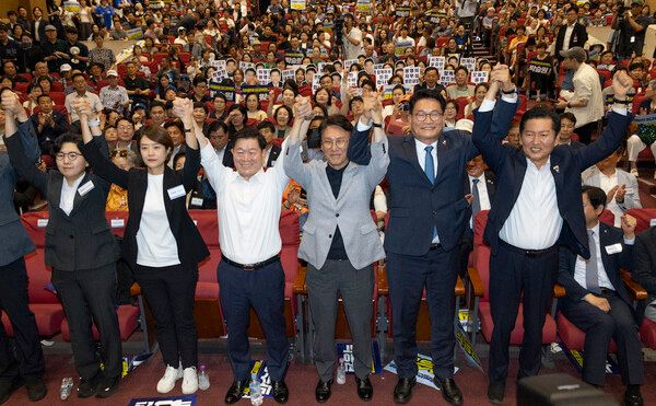 12일 국회 의원회관에서 열린 전국자치분권민주지도자회의(KLDC)에 더불어민주당 당 대표 후보 주자들과 자치분권회의 상임대표인 박승원 광명시장이 손을 들어 인사하고 있다.&nbsp;(오른쪽 부터) 정청래 전 대표,&nbsp;송영길&nbsp;의원, 김민석 전 총리, 박승원 광명시장, 고민정 의원, 김보미 전 강진군 의원. [사진=연합뉴스]
