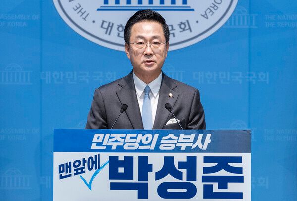 더불어민주당&nbsp;박성준&nbsp;의원이 12일 국회 소통관에서 최고위원 출마 기자회견을 하고 있다. [사진=연합뉴스]