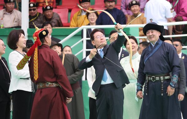 몽골을 국빈방문 중인&nbsp;이재명&nbsp;대통령이 11일(현지시간) 울란바타르 나담축제장에서 전통 활을 쏘고 있다. 오른쪽은 오흐나 후렐수흐 몽골 대통령. [사진=연합뉴스]