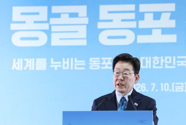 이재명&nbsp;대통령이 10일(현지시간) 몽골 울란바타르 한 호텔에서 열린 동포간담회에서 인사말을 하고 있다. [사진=연합뉴스]