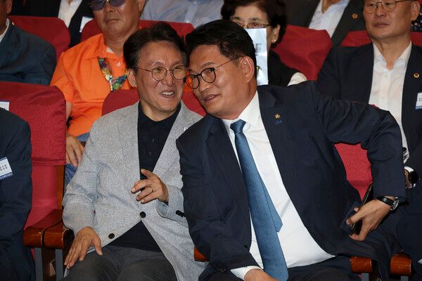 12일 국회 의원회관에서 열린 전국자치분권민주지도자회의(KLDC)에서 더불어민주당 당 대표 후보 주자인 김민석 전 국무총리(왼쪽)와&nbsp;송영길&nbsp;의원이 대화를 나누고 있다. [사진=연합뉴스]