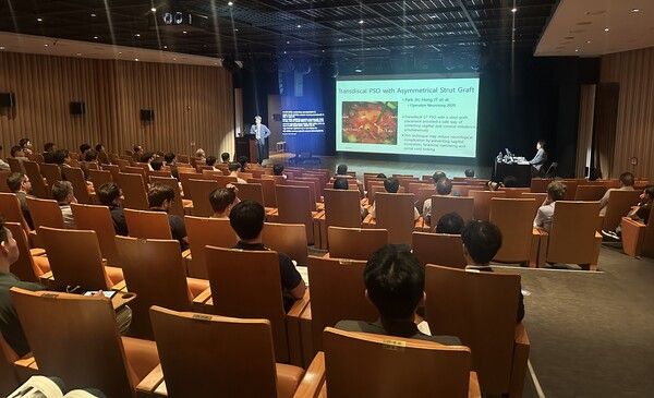 제2회 서울 척추변형 코스에서 국내외 척추 의료진이 고난도 척추변형 술기에 대한 강연을 듣고 있다. [사진=시지바이오]
