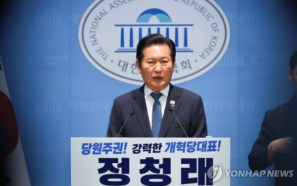 더불어민주당 정청래 전 대표가 13일 국회 소통관에서 8·17 전당대회에 당 대표 후보 연임 도전을 선언하는 기자회견을 하고 있다.[사진=연합뉴스]