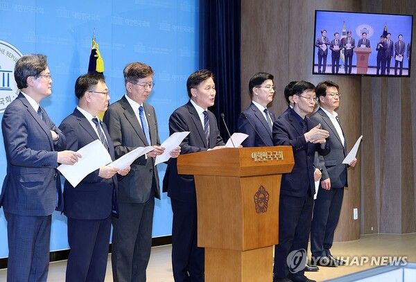 국회 행정안전위원회 소속 더불어민주당 의원들이 13일 국회 소통관에서 기자회견을 열고 장윤기 사건 수사 방해 의혹 규탄과 국회 정상화를 위한 즉각적인 원 구성 합의를 촉구하고 있다.[사진=연합뉴스]