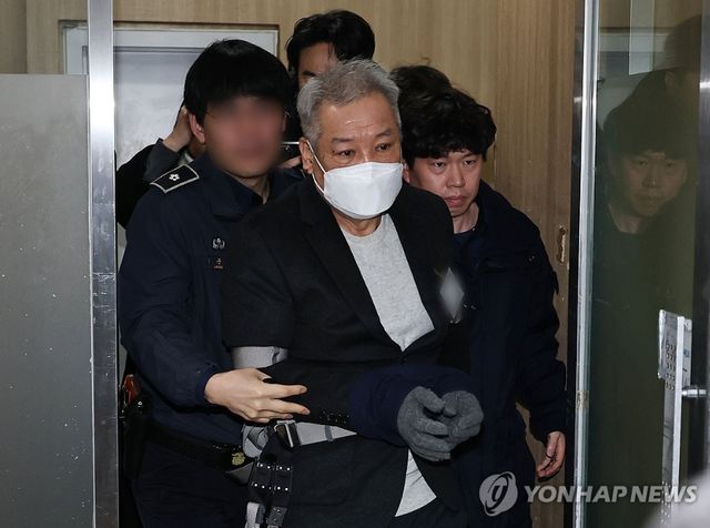 건진법사 전성배씨가 지난 9일&nbsp;김건희씨와 공모해 통일교 측으로부터 교단 현안 청탁을 받고 금품을 수수한 혐의로 재판에 넘겨진 건진법사 전성배씨에게 징역 5년의 실형이 확정됐다. 사진은 지난 1월19일 상설특검 사무실 출석 당시.&nbsp;[사진=연합뉴스]