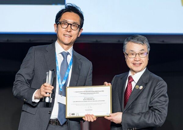 'WSIS 프라이즈 2026' 시상식 후 KT 문상익 ESG기획팀장(왼쪽)이 ITU 세이조 오노에 전기통신표준화국장과 기념 사진을 촬영을 하고 있다.[사진=ITU]