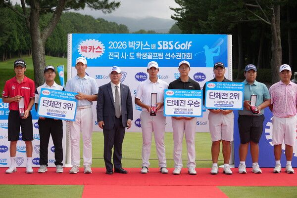 18세 이하부 남자 단체전 사진: 지난 10일 오후 제주시 골프존카운티 오라CC에서 열린 '2026 박카스배 SBS GOLF 전국시도학생골프팀선수권대회' 시상식에서 백상환 동아제약 사장(왼쪽에서 네번째)이 18세이하부 남자 단체전 우승자들과 기념사진을 촬영하고 있다. [사진=동아제약]
