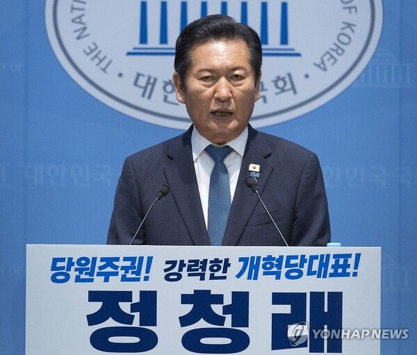 더불어민주당 정청래 전 대표가 13일 국회 소통관에서 8·17 전당대회에 당 대표 후보 출마 기자회견을 하고 있다. [사진=연합뉴스]