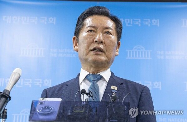 더불어민주당 정청래 전 대표가 13일 국회 소통관에서 8·17 전당대회에 당 대표 후보 출마 기자회견을 마친 뒤 취재진 질문에 답하고 있다.[사진=연합뉴스]