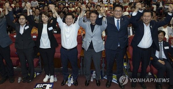 국회 의원회관에서 열린 전국자치분권민주지도자회의(KLDC)에 더불어민주당 당 대표 후보 주자들과 자치분권회의 상임대표인 박승원 광명시장이 손을 들어 인사하고 있다 [사진=연합뉴스]