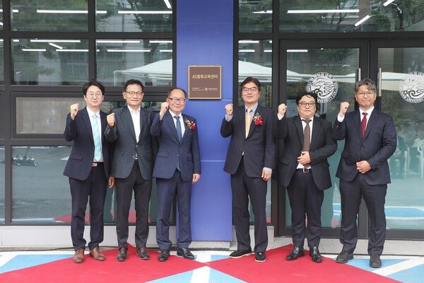 정종철 쿠팡풀필먼트서비스 대표(오른쪽 세번째)와 이재용 영남이공대학교 총장(왼쪽 세번째)이 14일 영남이공대 산학협력관에서 열린 'AI물류교육센터' 개소식 및 현판식에서 참석자들과 함께 기념촬영을 하고 있다. [사진=쿠팡풀필먼트서비스 ]