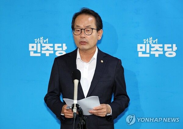 더불어민주당 강준현 수석대변인이 14일 국회에서 열린 비공개 최고위원회의가 끝난 뒤 기자들에게 회의 결과를 설명하고 있다.[사진=연합뉴스]