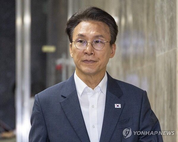 더불어민주당 8ㆍ17 전당대회에 당 대표 후보로 출마한 김민석 전 국무총리가 14일 국회에서 열린 의원 총회에 입장하고 있다.[사진=연합뉴스]