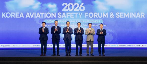 '2026 대한민국 항공안전포럼 및 세미나'에 참석한 (왼쪽부터) 민승기 한국교통안전공단 본부장, 유경수 국토교통부 항공안전정책관, 허희영 한국항공대학교 총장, 정채교 국토교통부 항공정책실장, 김영찬 한국교통연구원 원장, 유종석 대한항공 안전보건 총괄 겸 오퍼레이션 부문 부사장이 기념사진을 촬영하는 모습. [사진=대한항공]