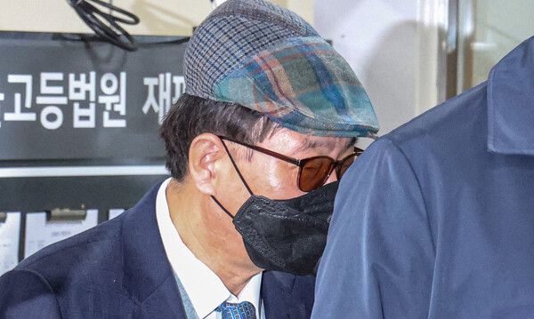 차명회사와 친족 회사 정보를 공정거래위원회 보고에 빠뜨린 혐의로 기소된&nbsp;정몽진&nbsp;KCC&nbsp;회장이&nbsp; 서울 서초구 서초동 서울중앙지법에서 1심 선고 공판을 마친 뒤 법원을 빠져나가고 있다.