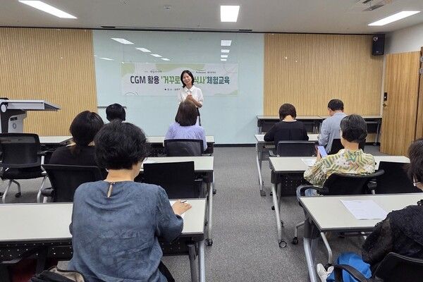 13일 서울 강남구 공무원연금공단 서울지부에서 열린 올해 상반기 '시니어 지속가능 식생활 교육'의 성과공유회에서 교육 강사가 참가자들 앞에서 교육 성과에 대해 언급하고 있다. [사진=풀무원재단]