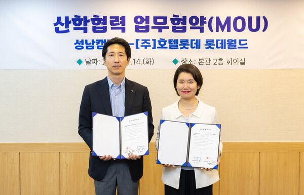 롯데월드-한국폴리텍대학, 채용연계형 업무협약(MOU) 체결_(왼쪽부터) 이경호 롯데월드 경영지원부문장, 문경아 한국폴리텍대학 학장직무대리 [사진=롯데월드]