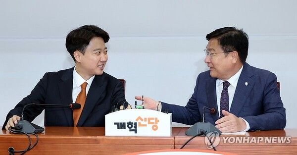 개혁신당 이준석 대표(왼쪽)가 15일 국회에서 취임 인사차 방문한 국민의힘 정점식 신임 원내대표를 만나 발언 순서를 권하고 있다.[사진=연합뉴스]