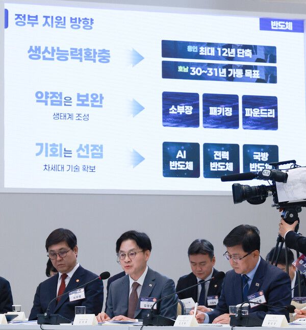 김정관 산업통상부 장관이 13일 청와대에서 이재명 대통령 주재로 열린 국가재정전략회의에서 '반도체·AI로봇' 관련 지원방안을 발표하고 있다. [사진=연합뉴스]