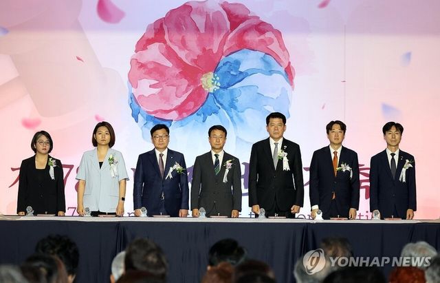 국회 각 정당 대표들이 17일 서울 여의도 국회에서 열린 제78회 제헌절 경축식에서 제헌헌법 낭독 및 도장 날인 퍼포먼스를 하고 있다. 2026.7.17 [국회사진기자단=연합뉴스]