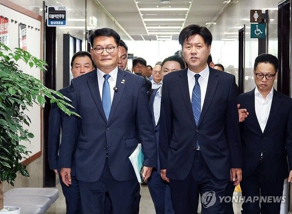 기자회견 마친 송영길-김용 [사진=연합뉴스]