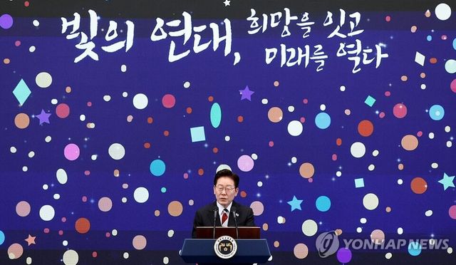 제78주년 제헌절을 맞이한 17일 이재명 대통령은 청와대 영빈관에서 '빛의 위원회' 출범기념 시민초청행사를 열고 불법 계엄을 이겨낸 12월3일을'국민주권의 날'로 규정했다.&nbsp;지난 3월 설치된 대통령 직속 '빛의 위원회'는 지난 정부의 불법 비상계엄에 맞선 시민들의 정신을 계승하기 위한 사업들을 추진한다. 2026.7.17 [청와대통신사진기자단=연합뉴스]