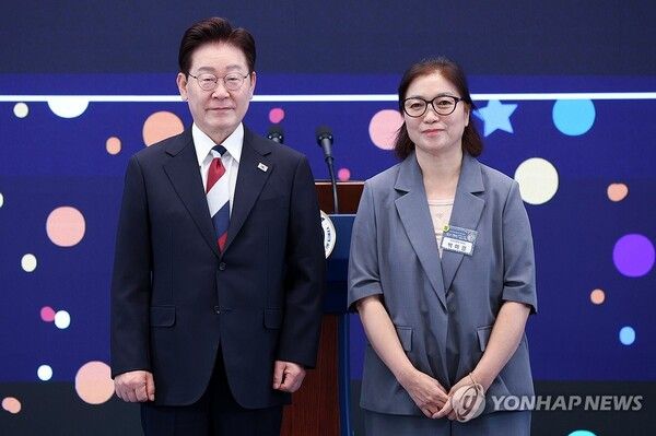 이재명 대통령, 박미경 빛의 위원장 위촉장 수여 [사진=연합뉴스]