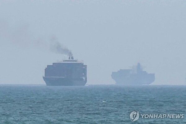 호르무즈 해협의 선박&nbsp;[사진=AFP=연합뉴스]