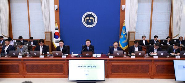 이재명&nbsp;대통령이 2일 청와대에서 수석보좌관회의를 주재하고 있다. [사진=연합뉴스]