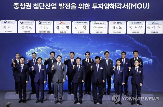 이재명 대통령이 2일 충남 아산시에서 열린 충청권 첨단산업 발전비전 국민보고회에서 참석자들과 기념촬영을 하고 있다.앞줄 왼쪽부터 강훈식 비서실장, 구윤철 부총리 겸 재정경제부 장관, 이재용 삼성전자 회장, 이재명 대통령, 서정진 셀트리온 회장, 곽노정 SK하이닉스 대표, 김정관 산업부 장관.뒷줄 왼쪽부터 김용범 정책실장, 박홍근 기획처 장관, 최교진 교육부 장관, 이청 삼성디스플레이 대표, 박수현 충남지사, 허태정 대전시장, 조상호 세종시장, 신용한 충북지사. 2026.7.2 [사진=청와대통신사진기자단=연합뉴스]