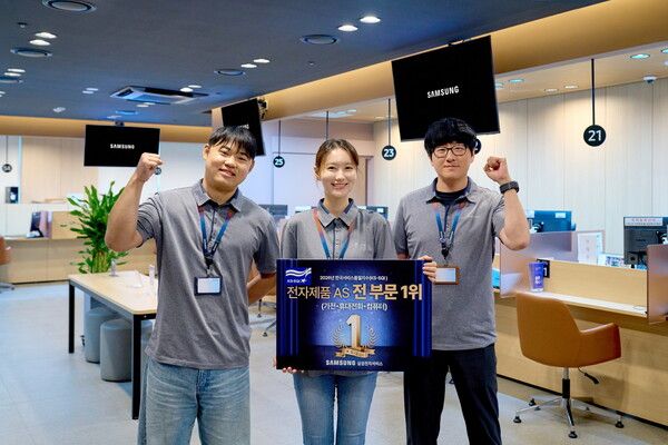 삼성전자서비스 직원들이 한국서비스품질지수(KS-SQI) 수상을 기념해 촬영하는 모습 [사진=삼성전자]