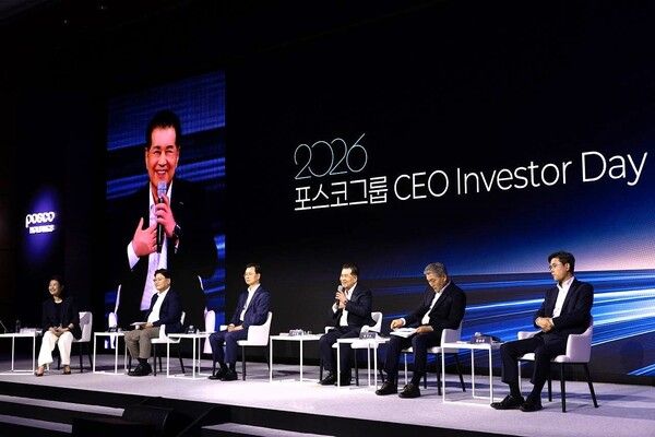 장인화 포스코그룹 회장이 2일 열린 'CEO 인베스터데이'에서 투자가들의 질문에 답하고 있다. / 사진=포스코