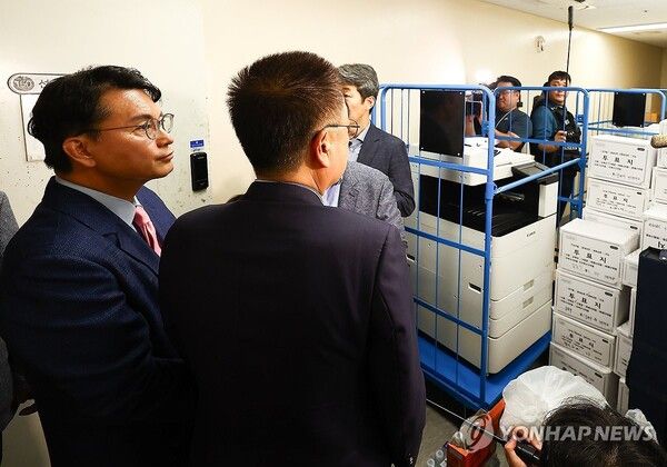 국회 '제9회 전국동시지방선거 투표용지 부족 사태 등 국민 참정권 침해 진상규명 및 선거관리 개혁을 위한 국정조사 특별위원회' 위원장인 국민의힘 윤상현 의원 등 특위 위원들이 2일 현장 조사를 위해 서울 송파구 올림픽공원 핸드볼경기장 개표소를 방문, 내부를 둘러보고 있다.[사진=연합뉴스]
