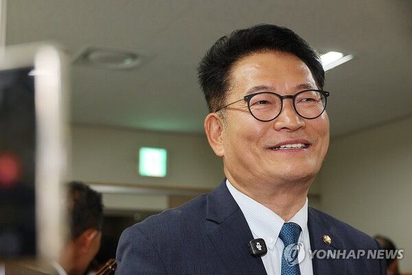 더불어민주당 송영길 의원이 28일 전북 전주 코오롱스카이타워에서 열린 '전북 민주당 평당원과의 타운홀 미팅'에 앞서 취재진 질문에 답하고 있다.[사진=연합뉴스]
