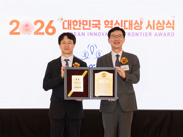 지난달 30일 서울 소공동 롯데호텔에서 진행된 2026 대한민국 혁신대상 시상식에서 박정철 코웨이 워터개발1실장(왼쪽)과 문동민 한국표준협회장(오른쪽)이 기념촬영을 하고 있다. [사진=코웨이]