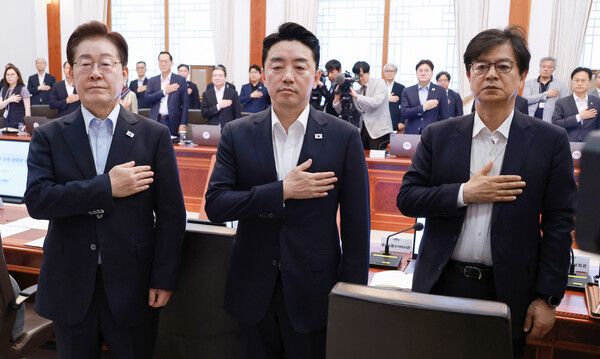 이재명&nbsp;대통령이 2일 청와대에서 열린 수석보좌관회의에서 국기에 경례하고 있다.&nbsp;왼쪽부터&nbsp;이재명&nbsp;대통령, 강훈식 비서실장, 성기홍 홍보수석. [사진=연합뉴스]