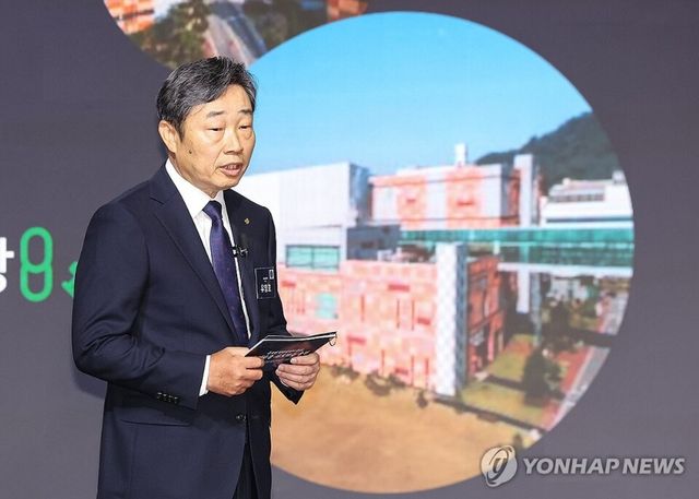 유영호 셀트리온 제약 대표가 2일 충남 아산시에서 이재명 대통령 주재로 열린 충청권 첨단산업 발전비전 국민보고회에서 투자계획을 발표하고 있다. 2026.7.2 [사진=청와대통신사진기자단=연합뉴스]
