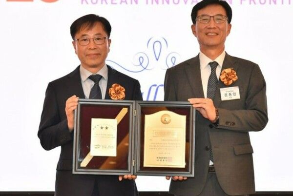 성춘모 청호나이스 상무(왼쪽)와 문동민 한국표준협회 회장이 기념 촬영을 하고 있다. [사진=청호나이스]