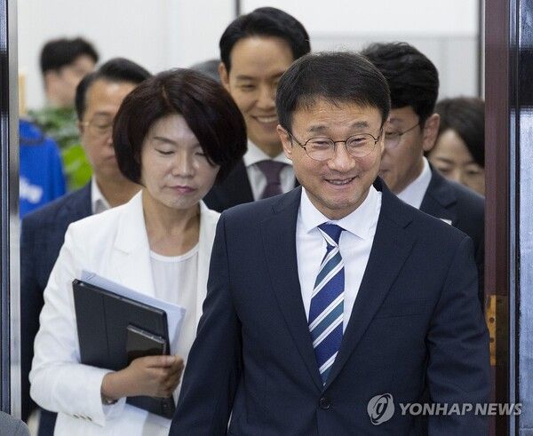 더불어민주당 한병도 당 대표 직무대행 겸 원내대표와 한정애 정책위의장이 2일 국회에서 열린 정책조정회의에 입장하고 있다.[사진=연합뉴스]
