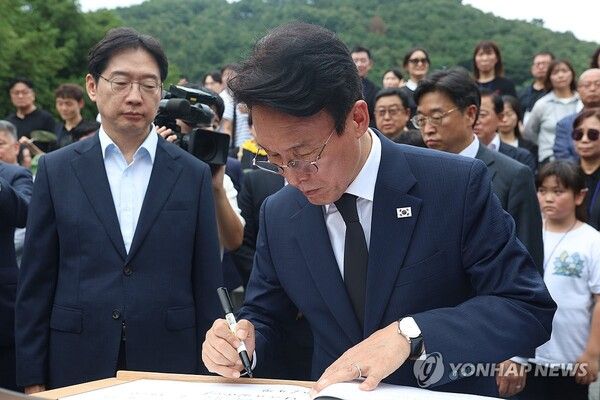 김민석 전 국무총리가 17일 오후 경남 김해시 진영읍 봉하마을 노무현 전 대통령 묘역 참배 후 방명록을 작성하고 있다&nbsp; 김경수 전 경남지사와 함께 참배했다. [사진=연합뉴스]